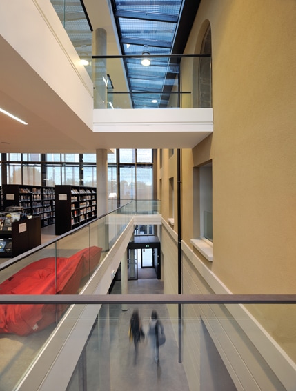 La Passerelle à Trévoux par Pierre Vurpas et Associés Architectes. © Studio Erick SAILLET