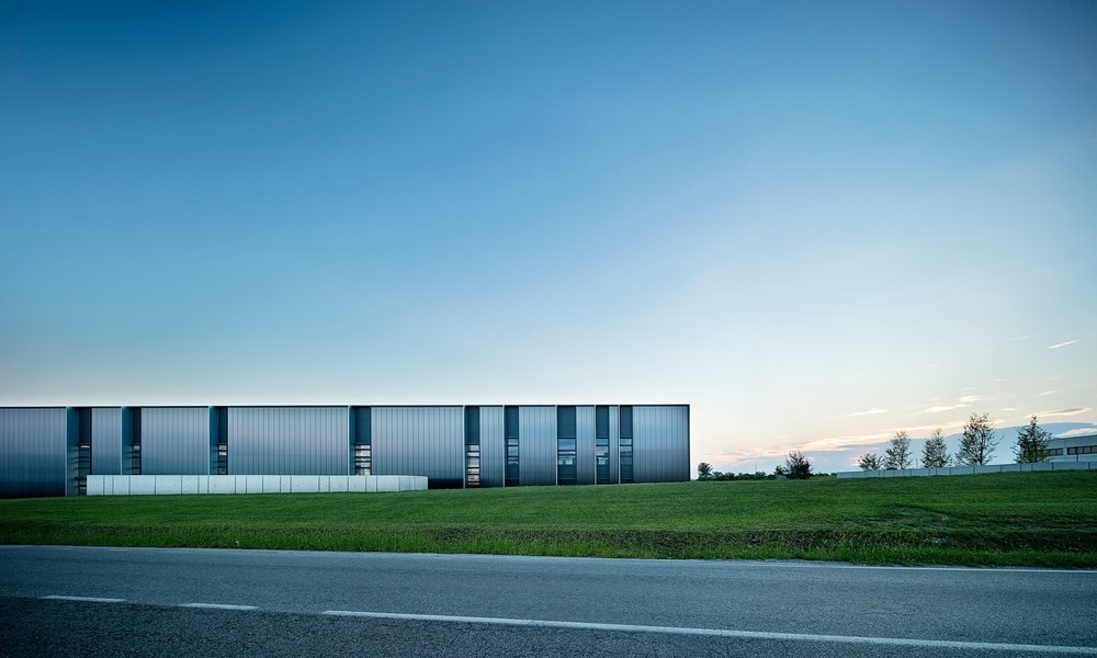 Siège de l’usine Pratic en Italie par GEZA - Gri e Zucchi Architettura Usine Pratic Italie Gri Zucchi Polycarbonate 4